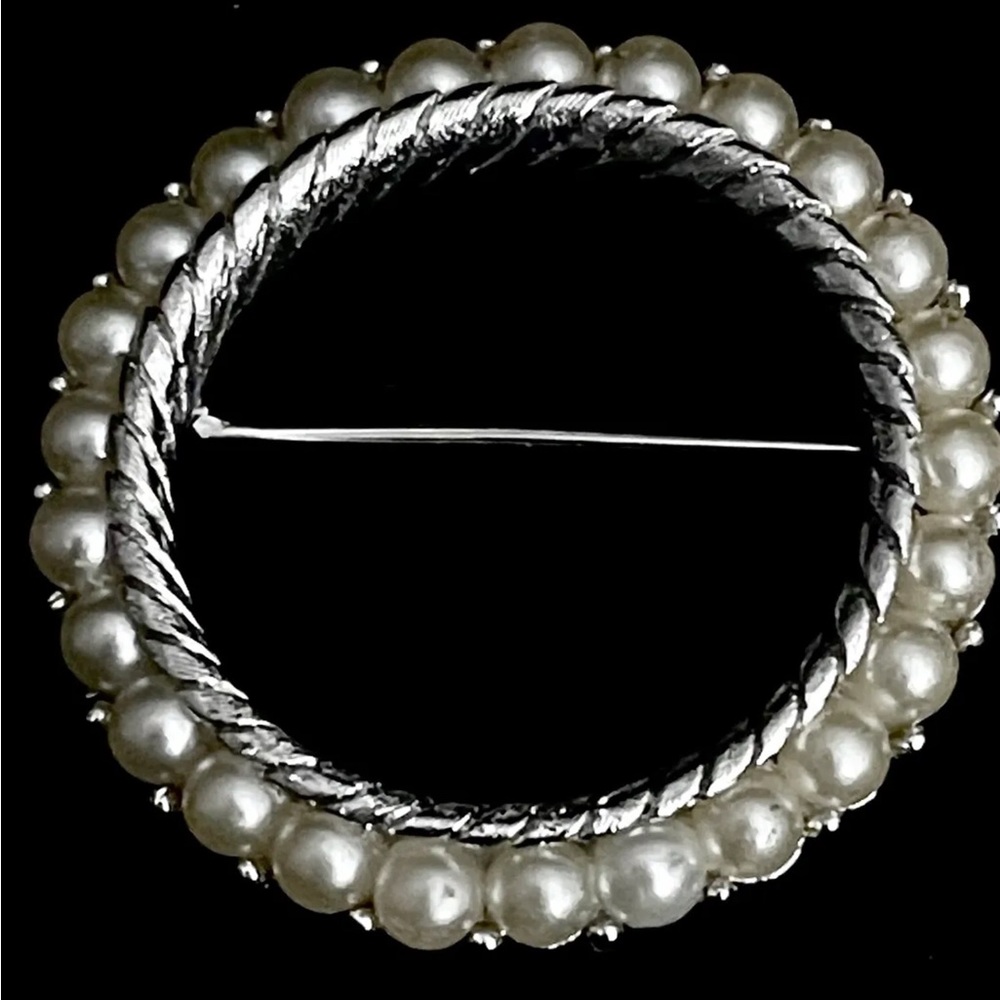 1950’s Crown Trifari Silver Tone Pearl Circle Fashion Brooch